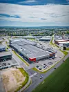 Tune Handelspark huser en rekke butikker. Solcelleanlegget på taket er det største i Sarpsborg, og det er god plass til å utvide. Foto: TUM Studio