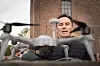 Daglig leder Knut Roar Wiig i Rift Dynamics med en Wåsp-drone, angrepsdronen som ble nylig ble brukt av Hæren i en omfattende test av skarpskyting med droner.