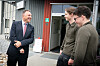Forsvarsminister Tore O. Sandvik prater med elevene Martin Johnsen Eggen og Sebastian Strømme Mortensen (t.h.) under åpningen av den nye forsvars- og beredskapslinjen i Lakselv.