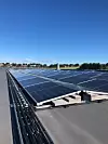 Solcellene ligger med ti graders helling på stativer som holdes nede med betongheller – en svært kostnadseffektiv måte å installere solceller på flate tak. Foto: Solcellespesialisten