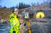 Stikningsingeniør Thomas Stumberg holder kontrollen på at tunnelen tar riktig retning.