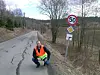 Dårlig dekke på hovedåren til Lommedalen. Avdelingsingeniør Kurt E. Bøystad liker ikke vegforfall. Foto: Ola Hesstvedt