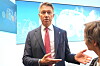 Energiminister Terje Aasland (Ap) peker på at det i praksis ikke er mulig å skille mellom strøm som er produsert selv og strøm som er kjøpt fra nettet og lagret i batteriet.
