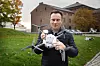 Knut Roar Wiig viser fram GPS-antennen og monteringsskinnen på toppen av Wåsp-dronen. Wiig er også kjent for å ha etablert Nordic Unmanned, det norske droneselskapet som gikk konkurs tidligere i år. Foto: Eirik Helland Urke