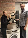 Camilla Coward leder CleanOslo, her sammen med Stephan Kubowicz, hvor de viser frem en prototyp av filteret under tester i Fjongs lokaler.