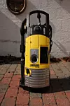 Kärcher K 7.85 MD plus er en kraftig modell med en 3 kW motor. Dysetrykket er på 160 bar og en vannmengde på 600 liter i timen. Maskinen veier 23 kilo uten tilbehør. Koster fra rundt 5000 kroner. To års garanti. + 12 meter trykkslange + Dobbel såpetank + Bajonettfester på strålerørene + God rotordyse + Midtmontert slangetrommel. - Bare en spredning på strålerøret. TERNINGKAST: 5