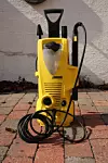 Kärcher K 2.91 MD plus er en liten maskin på 1,4 kW. Den har et trykk på opptil 110 bar og et volum på 360 liter i timen. Den veier 8 kilo og har to års garanti. Koster på tilbud fra 1000 kroner. + Integrert såpetank og nett til oppbevaring av utstyr + Både vanlig strålerør og rotordyse + Liten og lett, men likevel hjul og teleskophåndtak - Ikke slangevinne - Begrenset effekt. TERNINGKAST: 3