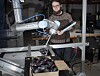 Det ene roboten som plukker stolhjul. Den andre har 3D-syn som gjenkjenner posisjonen til ulike deler.