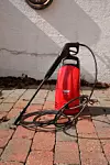 Foma 330 er en veldig liten høytrykkvasker. Den veier 6,5 kilo og har et dysetrykk på 100 bar og et vannvolum på 360 liter i timen. Den er oppgitt til 1,4 kW, men er merkbart svakere enn den litt dyrere modellen fra Kärcher med 200 færre watt. Fås fra litt over 700 kroner. + Liten og lett + Tre års garanti. - For svak til de aller fleste jobber. Legg heller på noen kroner. TERNINGKAST: 1