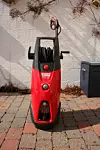 Foma 925 Dette er Fomas kraftigste forbrukermodell med en 3 kW motor. Maskinen har et dysetrykk på 160 bar og en vannmengde på 600 liter i timen. Maskinen er veldig solid konstruert og det kjennes på vekten som er på 35 kilo. Den kommer med tre års garanti. Koster rundt 5000 kroner. + Proffmodell i forbrukerklær + 12 meter stålarmert slange + Dobbel såpetank + Solid strålerør som kan varieres fra punkt til spredning + God rotordyse - Toppmontert slangetrommel som gjør at den faller lettere. TERNINGKAST 6