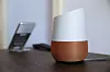 Taleassistenten Google Home kan styre en del smarthjemprodukter. Bilde: Eric Risberg/ Scanpix