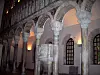 Middelalderen omfatter flere ulike arkitekturperioder. St. Apollinare: Basilika fra år 549.
