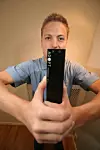 LITEN STYRINGSBOKS: Jørgen Strøm Gundersen i Adapt Control Solutions viser fram deres egenutviklede styringsboks for smarthusløsninger. Boksen er nå installert i 300 norske hjem og hytter.