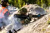 Skudd med 21-millimeter øvingsammunisjon med M72 markerer starten på det såkalte ildoverfallet. Instruktør Runar Strand-Amundsen med oransje vest. Foto: Petter Sørnæs