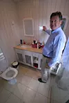 HA DET PÅ BADET: Christopher J. Dahl i Adapt viser hvordan smarte lysstyrings- oig multimediasystemer kan styres selv fra badet.