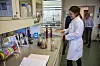 På laben på Borregaard forsker Bente Haug på ulike produkter som kan lages av lignin og cellulose. I bakgrunnen står hennes mentor, forskningsdirektør Kristin Misund. Foto: Tuva Strøm Johannessen