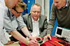 Trygve Utstumo, gruppeleder for robotikk i Adigo, tar her en designgjennomgang sammen med ansatte i BioSort. Foto: Foto