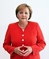 Angela Merkel er kjent for å bruke håndposituren «Kirketårnet», som i denne sammenhengen skal utstråle klokskap og selvtillit, skriver Vidar Hansen i boka «Kunsten å lese kroppsspråk». Foto: David Iliff/Wikipedia/CC BY-SA 3.0