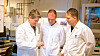 Pulver: Glasset som Christian Strietzel holder i hånden inneholder batteriets materialer i pulverform.