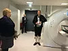 Statsminister Erna Solberg på omvisning i PET-senteret ved Universitetssykehuset i Tromsø. Foto: Universitetssykehuset i Nord-Norge