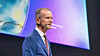 Volkswagen-gruppens leder Herbert Diess advarer om at Tesla og konkurrenter fra Kina kan spise den tyske gigantens kake. Her fra en tale under IAA-messen i München i september 2021.