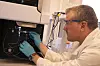 Pablo Lebed ved Reservoarteknologi kontrollerer ICP-OES analyseinstrument før analyse av tungmetaller. Foto: TUM Studio