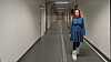 Dekan Anne Storset i den avstengte isolatavdelingen. Her skulle det vært syke dyr, forskere, studenter og yrende liv. Systemet for avsug av møkk og avføring fungerer ikke, og det er uenighet om hvem som har ansvaret.