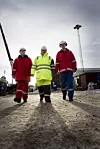 Godt samarbeid: Anders Storstenvik (t.v.) og Idar Sønstabø (t.h.) i Aker Solutions er henholdsvis ingeniørleder og byggeleder for prosjektet. De sier arbeidet har vært utfordrende, men spennende. Prosjektsjef Ole Jørgen Johansen i Statoil sier samarbeidet med Aker Solutions har vært upåklagelig. Foto: Håkon Jacobsen