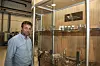 Salgsdirektør Runar Nordby, Tronrud Engineering, foran skryteutstilligen med ulike produkter i titan og andre materialer. Foto: Tore Stensvold