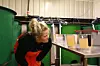 Rogn og melke blandes ved Havlandet Marin Yngel. En liter torskerogn inneholder mellom 400 og 500.000 egg. Det er hundregangen i forhold til lakserogn. Foto: Eivind Hauge, HMY