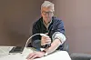 Styreleder Hans Johan Hekland i ScreenCancer demonstrer hvordan deres kamera fungerer. Løsningen har vært i bruk i apoteker i mange år, men baserer seg på manuell vurdering av bildene. Nå tar de steget over til kunstig intelligens.