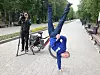 Russland: Det er ikke sykkel som er 51 åringen Robert Mohrs sport. Han driver med turn og karate og har ingen problem med å hoppe rundt sykkelen på en hånd. Foto: Robert Mohr
