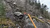 Arbeidet med å renske fjellet over E134 er krevende. Foto: Peer Einar Klungtveit/Statens vegvesen