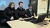 Fra venstre: Lærling Emilie Lindrup Johnsen, serviceingeniør Kristian Johansen og lærling Benjamin Andersen jobber sammen med justering av byggautomasjonsanlegget på hovedkontoret til Schneider Electric på Ryen, i Oslo.