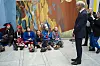 Statsminister Jonas Gahr Støre foran Fosen-aksjonistene som demonstrerte inne på Stortinget i fjor høst.