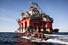 Demokratiske prinsipper ble tilsidesatt da Statoil fikk bruke Transocean Spitsbergen (bildet) til å bore i Barentshavet i fjor før klagefristen på Miljødirektoratets vedtak var utløpt, mener Bellona. Bildet viser Greenpeaces aksjon mot riggen.