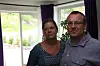 MÅ REISE BORT: -Det er så varmt inne i huset om sommeren at vi må reise bort hver helg for å få sove ut, sier Beate Karlsen og Håvard Hokholt.