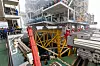 Her løftes plattformen på plass i ett stykke – ved hjelp av løfteteknologien på skipet Pioneering Spirit. Foto: Bo B Randulff / Woldcam/Equinor