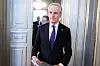 Statsminister Jonas Gahr Støre med forsvarsminister Bjørn Arild Gram i bakgrunnen. Begge er til stede på møtet om langtidsplanen for Forsvaret. Bildet er fra februar år i forbindelse med stortingsmeldingen om Nansen-programmet for Ukraina.