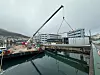 Her blir et element til broen løftet på plass. Foto: Kim Einar Andreassen/Bergen kommune