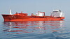 Den norskeide kjemikalietankeren Bow Jubail traff kaia da den skulle legge til for lasting i Rotterdam. Det lakk det ut 217 tonn tung olje fra et hull i skroget. Lekkasjen er stoppet og det skal ikke være risiko for ytterligere utslipp.