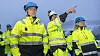 Topplederne samlet seg torsdag for å se den siste delen av den kollapsede brua bli heist opp fra elva. Fra venstre: Thor Gjermund Eriksen, sjef i Bane Nor, Terje Dengerud, Rambølls leder for samferdsel, Bettina Sandvin, konserndirektør for utbygging i Bane Nor.
