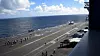 En F/A-18F Super Hornet tar av fra USS Carl Vinson for å delta i senkinga av den utrangerte fregatten. På bildet er også to F-35C.