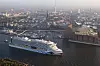 Aidaprima på vei inn til kai i Hamburg for frøste gang i fjor, rett fra verftet i Japan. Skipet har en LNG-drevet hjelpemotor som bidrar til å redusere utslipp når den ligger til kai. Det er 300 meter langt, 37,6 meter bredt og har plass til 3.300 passasjerer. Foto: Joern Pollex/AIDA Cruises