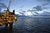 Oseberg-feltet skal få kraft fra land. Da kuttes utslippene med omrking 300.000 tonn CO2 årlig. Det vil fortsatt være betydelige utslipp fra feltet, men operatør Equinor har skrinlagt videre planer for elektrifisering. Foto: Harald Pettersen/Equinor