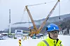 Megakrana som løftet elementene opp av vannet kunne løfte opptil 1350 tonn. Her står Thor Gjermund Eriksen foran krana.