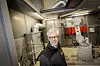 Teknologidirektør Stian Sannes viser frem sprøyteroboten selskapet bruker for å demonstrere produktet. Selskapet skal ikke sprøyte for kunder, men har investert ca 10 millioner kroner i eget anlegg for å kunne bidra med produktutvikling for kunder.