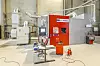 Anlegget for termisk sprøyting finnes i produksjonshallen til Seram Coatings. Den krever en egen operatør som styrer prosessen.