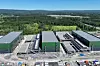 Dronebilde fra august 2024 viser tre av Green Mountains datahaller på Heggvin utenfor Hamar.