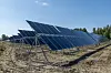 Dette er utgangsposisjonen til trackerne. Når anlegget settes i drift, vil panelene automatisk vinkles mot solen. Foto: Solcellespesialisten